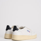 Sneakers donna Medalist bianca e nera AULW LL22 AUTRY 