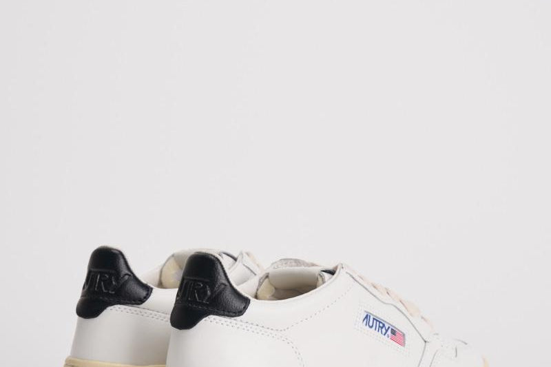 Sneakers donna Medalist bianca e nera AULW LL22 AUTRY 