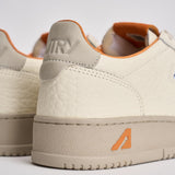 Sneakers uomo Medalist Low bianca e arancione AULM NE13 AUTRY 