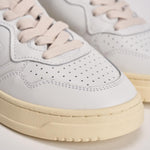 Sneakers donna Medalist Low bianca e rosa AULW LL16 AUTRY 