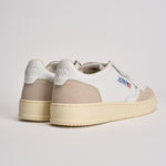 Sneakers uomo Medalist low in suede beige e bianca AULM LS33 AUTRY 