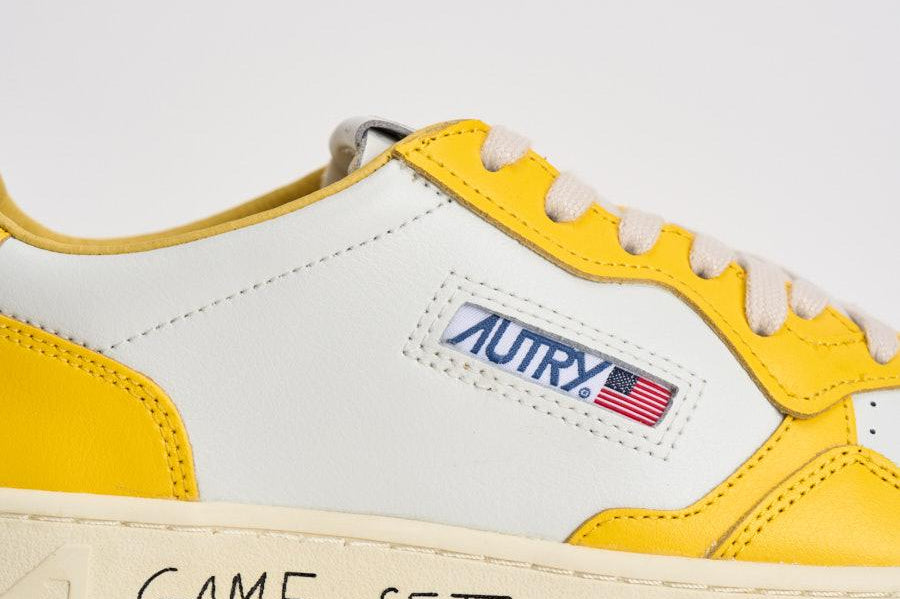 Sneakers uomo Medalist Low bianca e gialla AULM BH01 AUTRY 