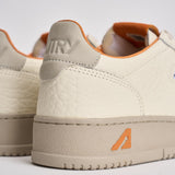 Sneakers uomo Medalist Low bianca e arancione AULM NE13 AUTRY 