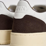 Sneakers uomo Medalist Low in suede bianca e marrone AULM FT19 AUTRY 