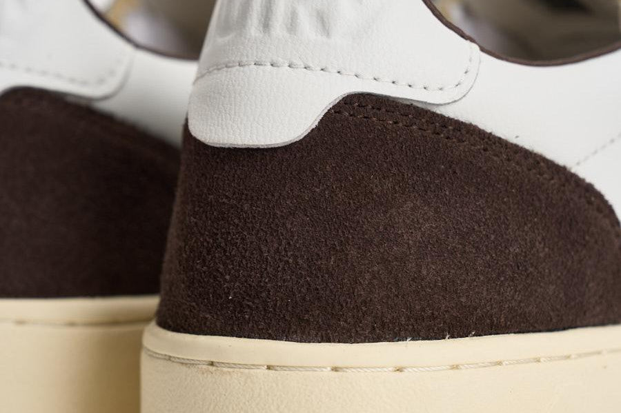 Sneakers uomo Medalist Low in suede bianca e marrone AULM FT19 AUTRY 
