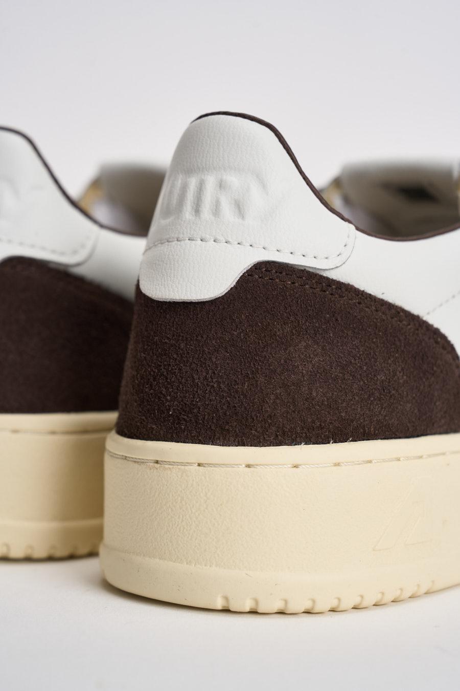 Sneakers uomo Medalist Low in suede bianca e marrone AULM FT19 AUTRY 