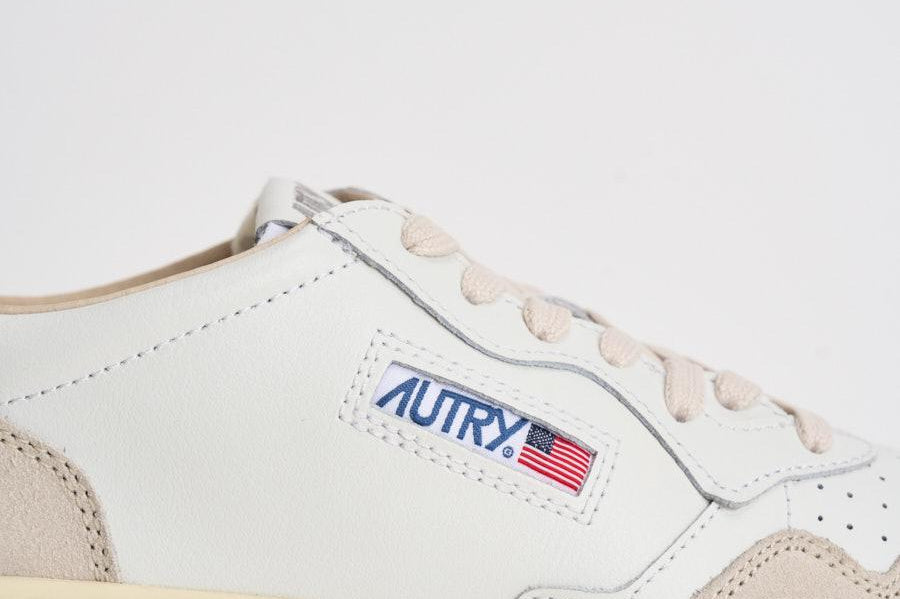 Sneakers uomo Medalist Low in suede beige e caramello AULM LS16 AUTRY 