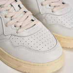 Sneakers uomo Medalist Low nera e bianca AULM ML02 AUTRY 