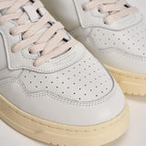 Sneakers uomo Medalist Low nera e bianca AULM ML02 AUTRY 