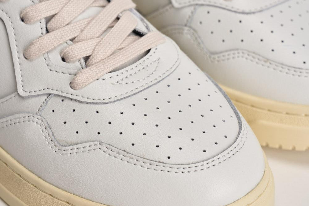 Sneakers uomo Medalist Low nera e bianca AULM ML02 AUTRY 