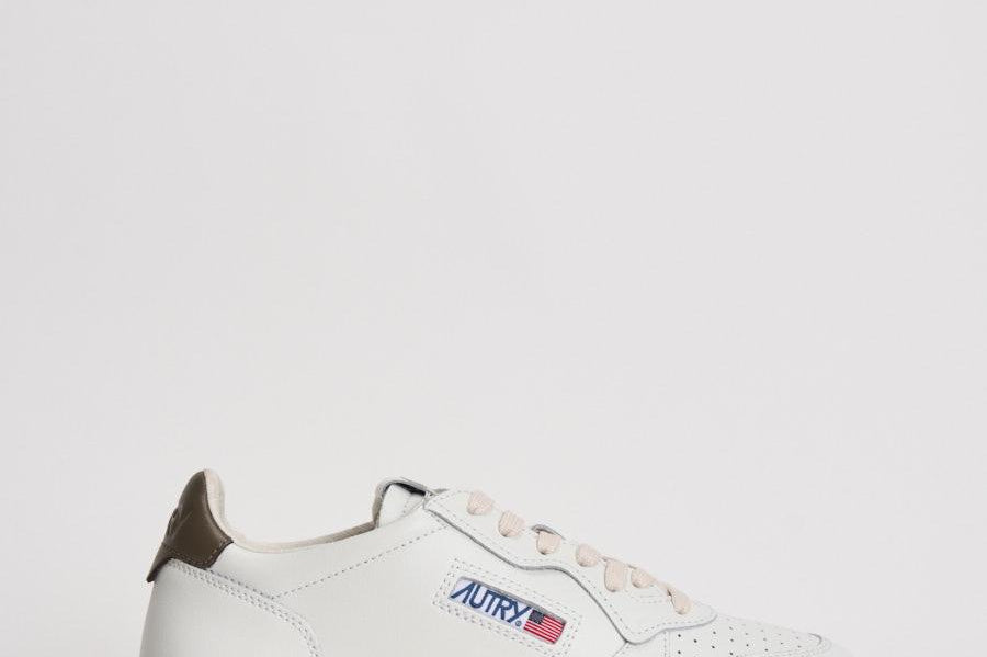 Sneakers uomo Medalist low bianca e marrone AULM LL28 AUTRY 