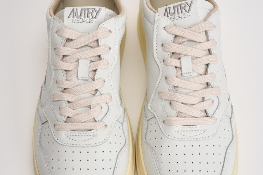 Sneakers uomo Medalist Low bianca e beige AULM BJ04 AUTRY 