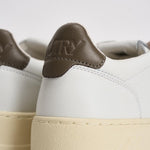Sneakers uomo Medalist low bianca e marrone AULM LL28 AUTRY 