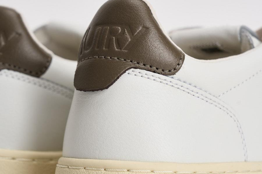 Sneakers uomo Medalist low bianca e marrone AULM LL28 AUTRY 