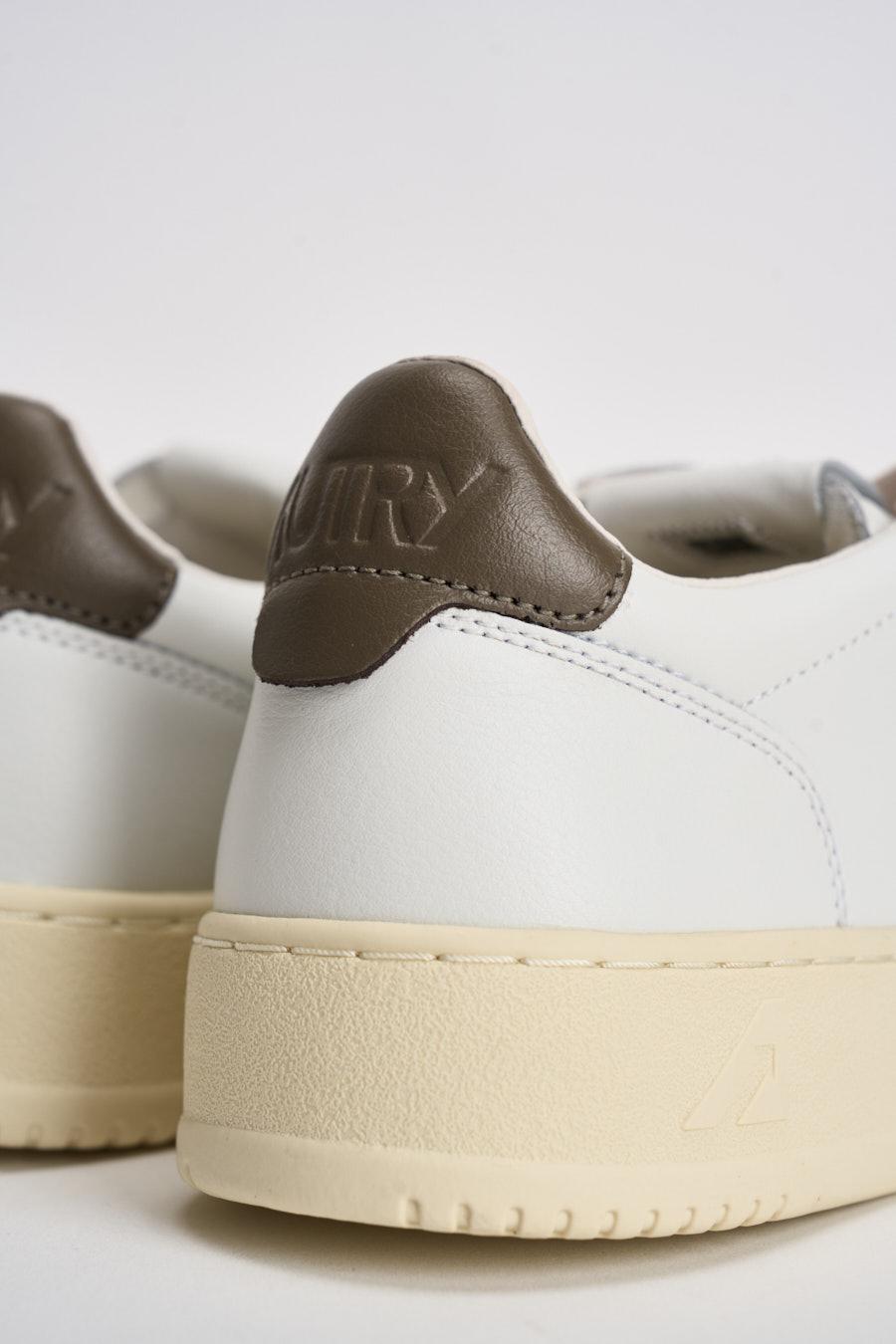 Sneakers uomo Medalist low bianca e marrone AULM LL28 AUTRY 
