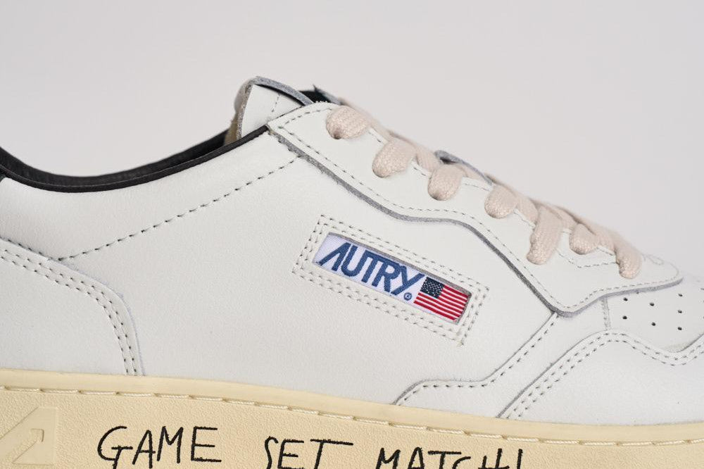 Sneakers uomo Medalist Low nera e bianca AULM ML02 AUTRY 