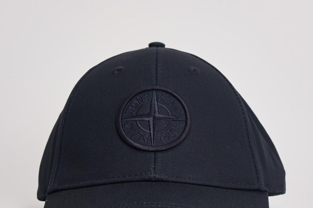 Cappello uomo con ricamo blu 9100013 S0248V0020 STONE ISLAND 
