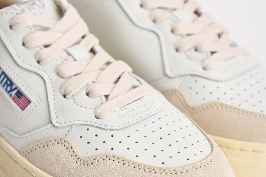 Sneakers donna Medalist Low in suede bianca e panna AULW LS33 AUTRY 