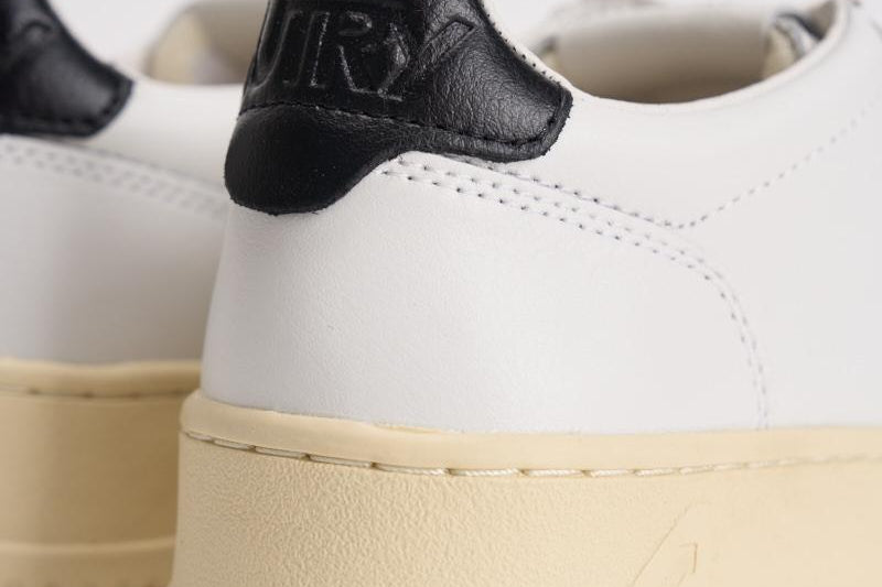 Sneakers donna Medalist bianca e nera AULW LL22 AUTRY 