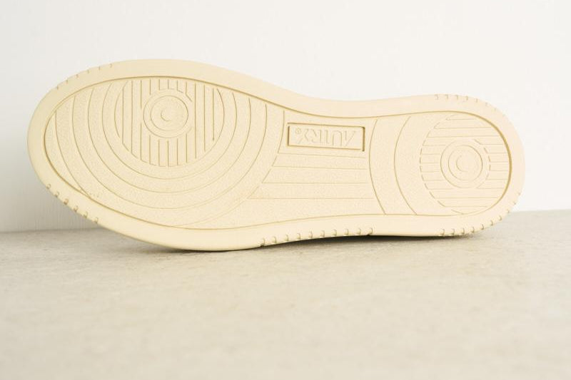 Sneakers uomo medalist low in pelle bianca e nera AULW LL22 AUTRY 