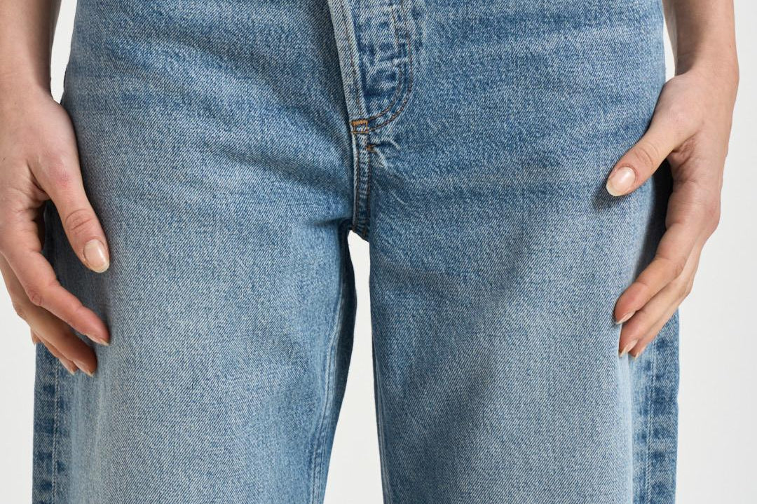 Jeans donna gamba dritta in denim chiaro A317 1885CONCLUSION AGOLDE 