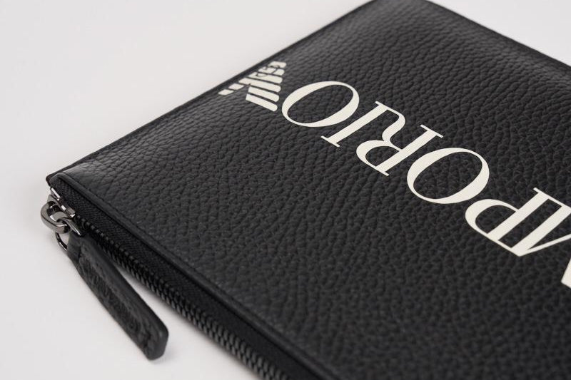 Pochette uomo in pelle nera con logo bianco EM003590 AF19355UC001 EMPORIO ARMANI 