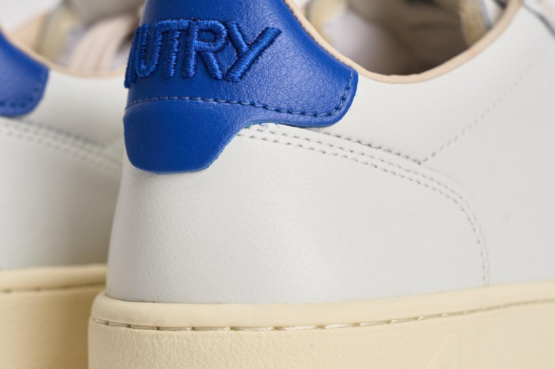 Sneakers uomo Medalist Low bianca e celeste AULM DL01 AUTRY 