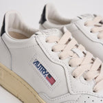 Sneakers donna Medalist bianca e nera AULW LL22 AUTRY 