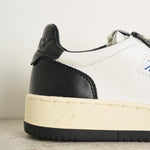 Sneakers uomo medalist low bicolor in pelle bianca e nera AULW WB01 AUTRY 