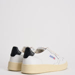 Sneakers uomo Medalist low bianca e nera AULM LL22 AUTRY 