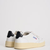Sneakers uomo Medalist low bianca e nera AULM LL22 AUTRY 