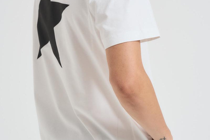 T-shirt uomo bianca con logo frontale nero GMP01220 P00087910283 GOLDEN GOOSE 