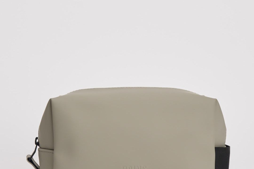 Borsa da toilette Wash Bag Small impermeabile grigia 15580 108 RAINS 