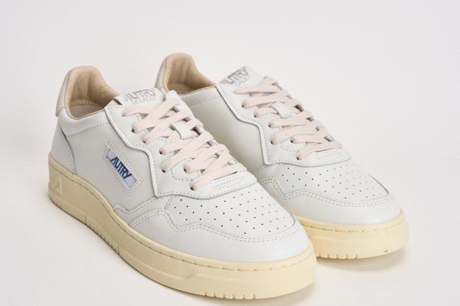 Sneakers uomo Medalist Low bianca e beige AULM BJ04 AUTRY 