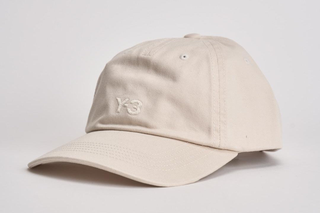 Cappello uomo con ricamo crema KT3213 ALLUMIN Y-3 