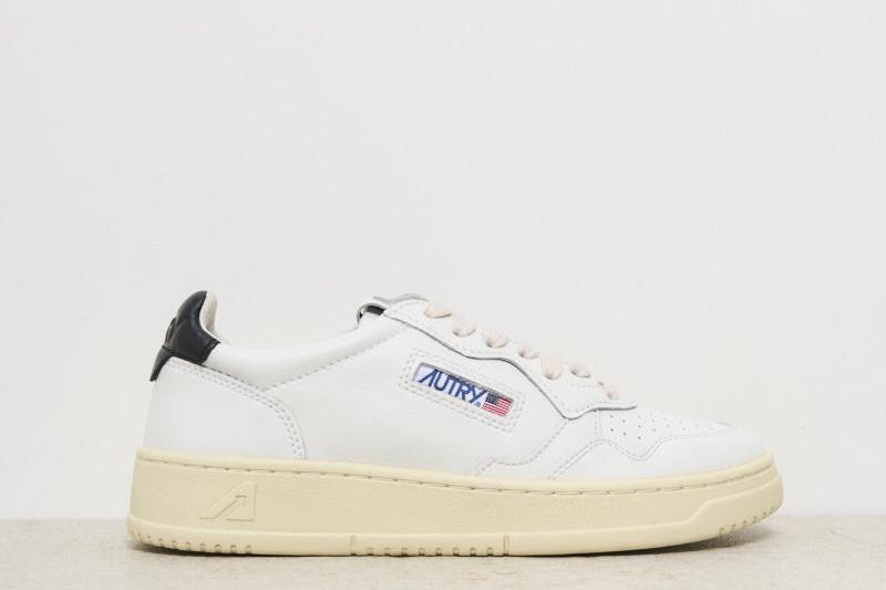 Sneakers donna Medalist bianca e nera AULW LL22 AUTRY 