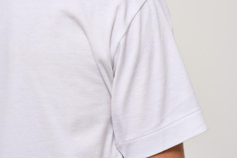 T-shirt uomo bianca con cuore rosso AXT108 WHITE COMME DES GARCON PLAY 