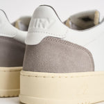 Sneakers uomo Medalist Low in suede bianca e grigia AULM FT15 AUTRY 