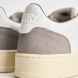 Sneakers uomo Medalist Low in suede bianca e grigia AULM FT15 AUTRY 