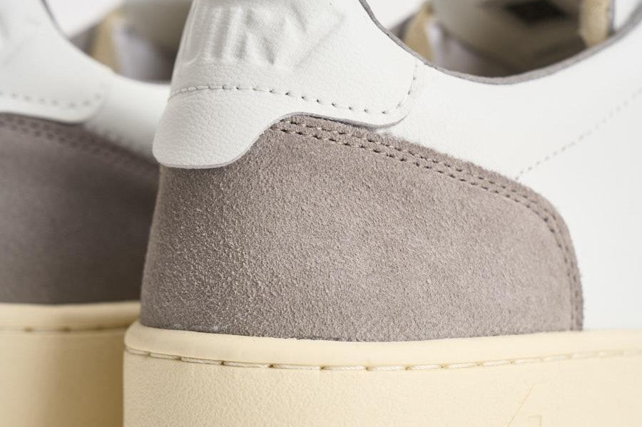 Sneakers uomo Medalist Low in suede bianca e grigia AULM FT15 AUTRY 