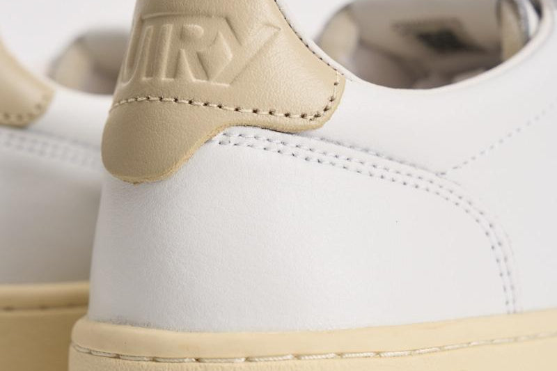 Sneakers donna medalist low in pelle bianca e beige AULW LL87 AUTRY 