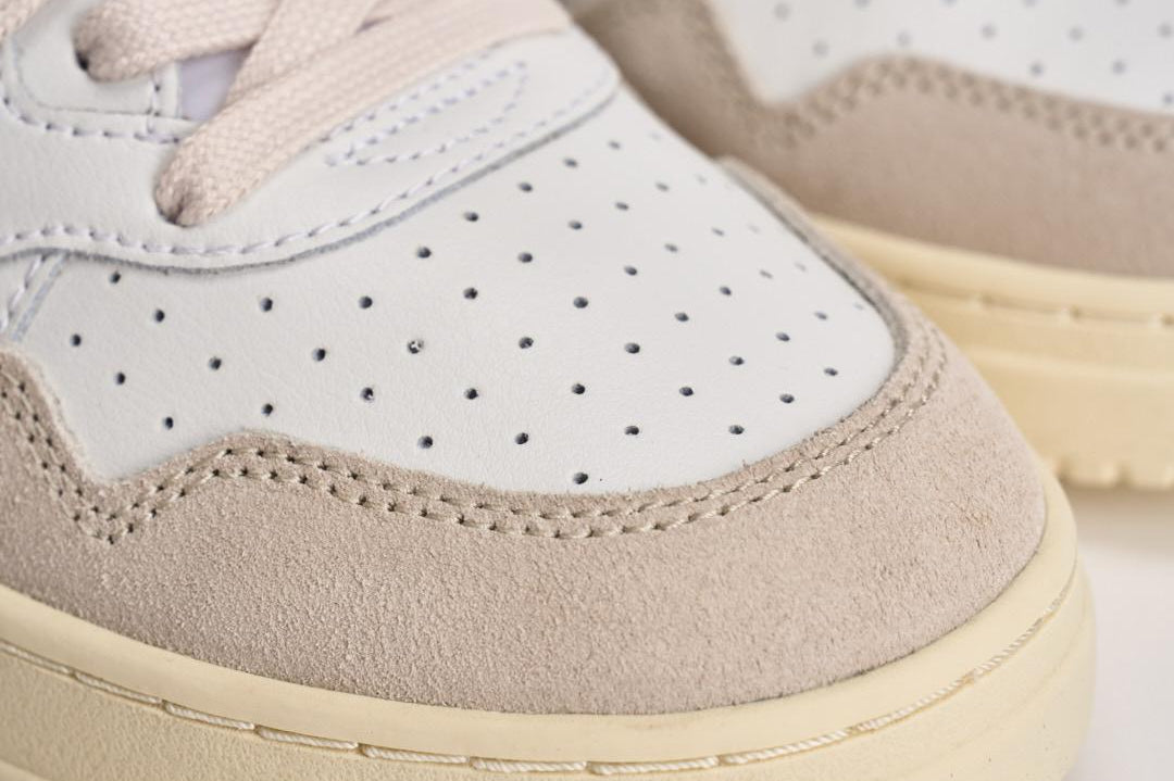 Sneakers uomo Medalist low in suede beige e nera. AULM LS21 AUTRY 