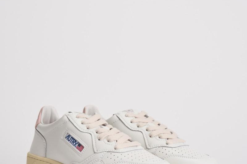 Sneakers donna medalist low in pelle bianca e rosa AULW LL16 AUTRY 