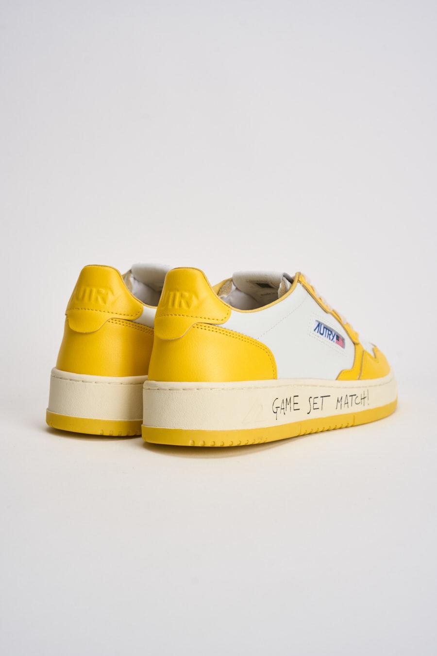 Sneakers uomo Medalist Low bianca e gialla AULM BH01 AUTRY 