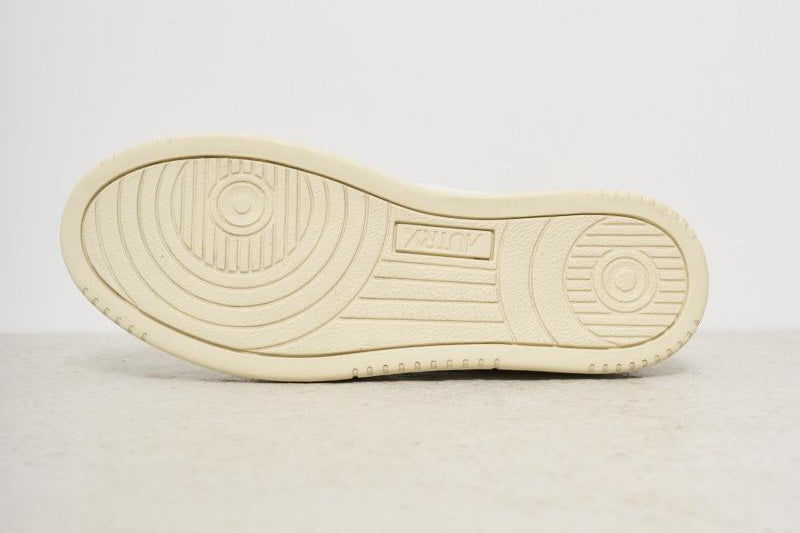 Sneakers donna Medalist bianca e nera AULW LL22 AUTRY 