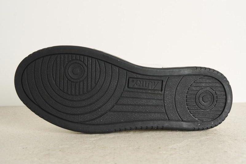 Sneakers uomo medalist low bicolor in pelle bianca e nera AULW WB01 AUTRY 