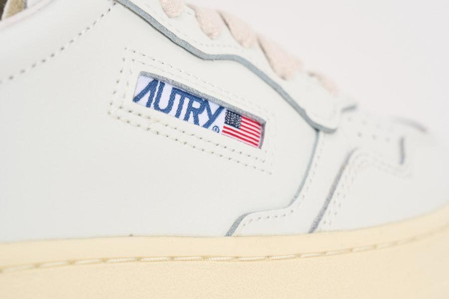 Sneakers donna Medalist Low bianca e oro AULW LL06 AUTRY 