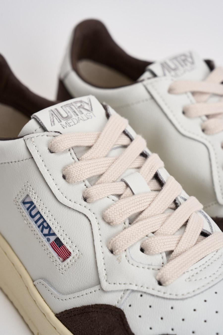 Sneakers uomo Medalist Low in suede bianca e marrone AULM FT19 AUTRY 