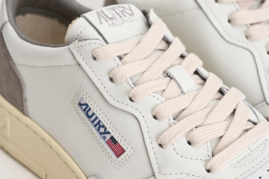 Sneakers uomo Medalist Low in suede bianca e grigia AULM FT15 AUTRY 