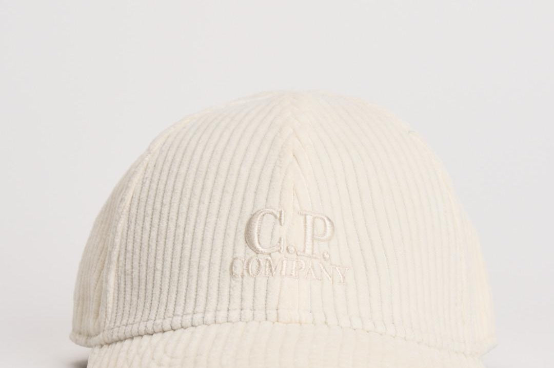 Cappellino uomo a costine panna CMAC226A 110472A402 CP COMPANY 
